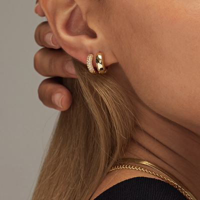 Oppdag de unike huggies øredobbene Amy | 18k gull