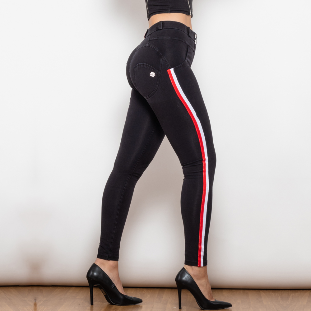 Tajta svarte jeans med hvit og rød stripe