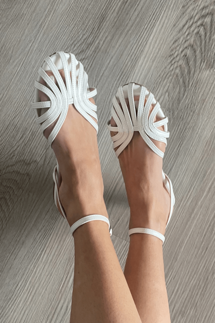 SOLE | Elegante flate sandaler i flettet design for et sofistikert utseende