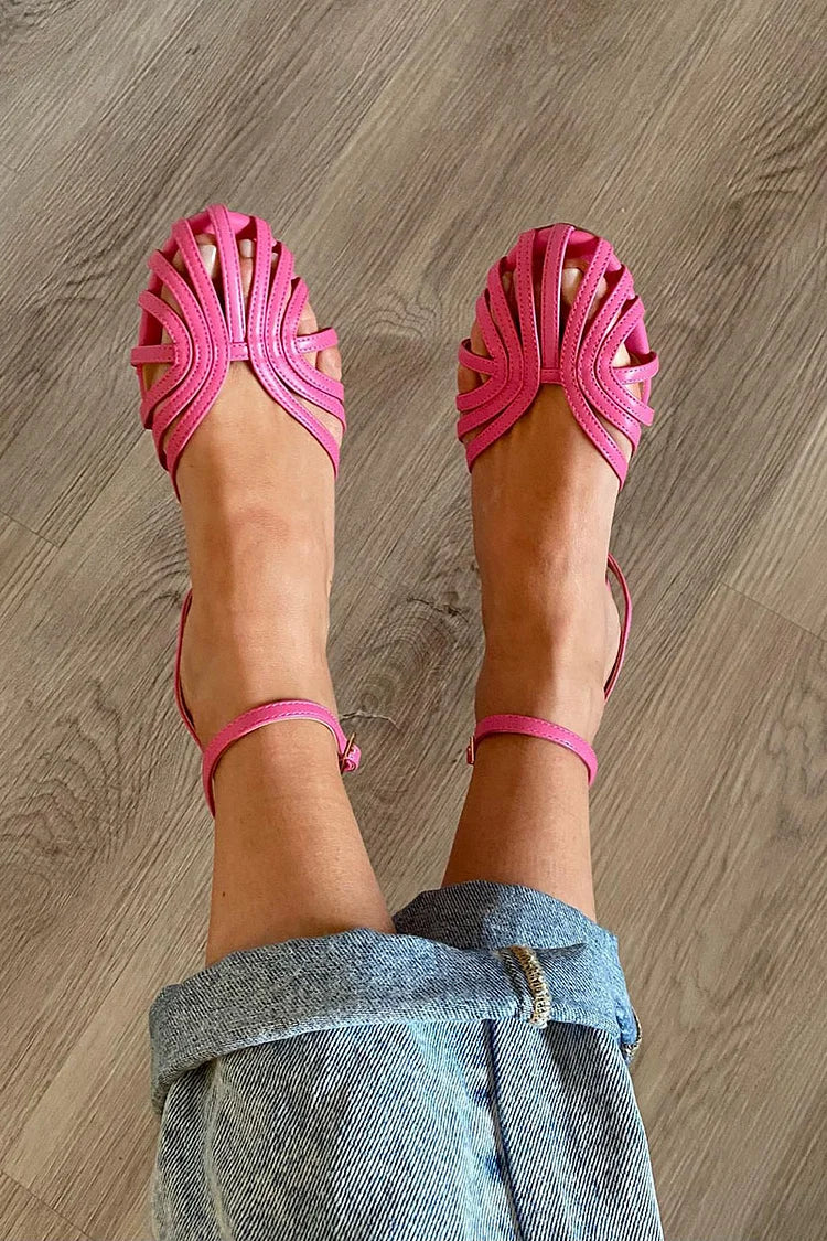 SOLE | Elegante flate sandaler i flettet design for et sofistikert utseende