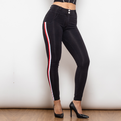 Tajta svarte jeans med hvit og rød stripe