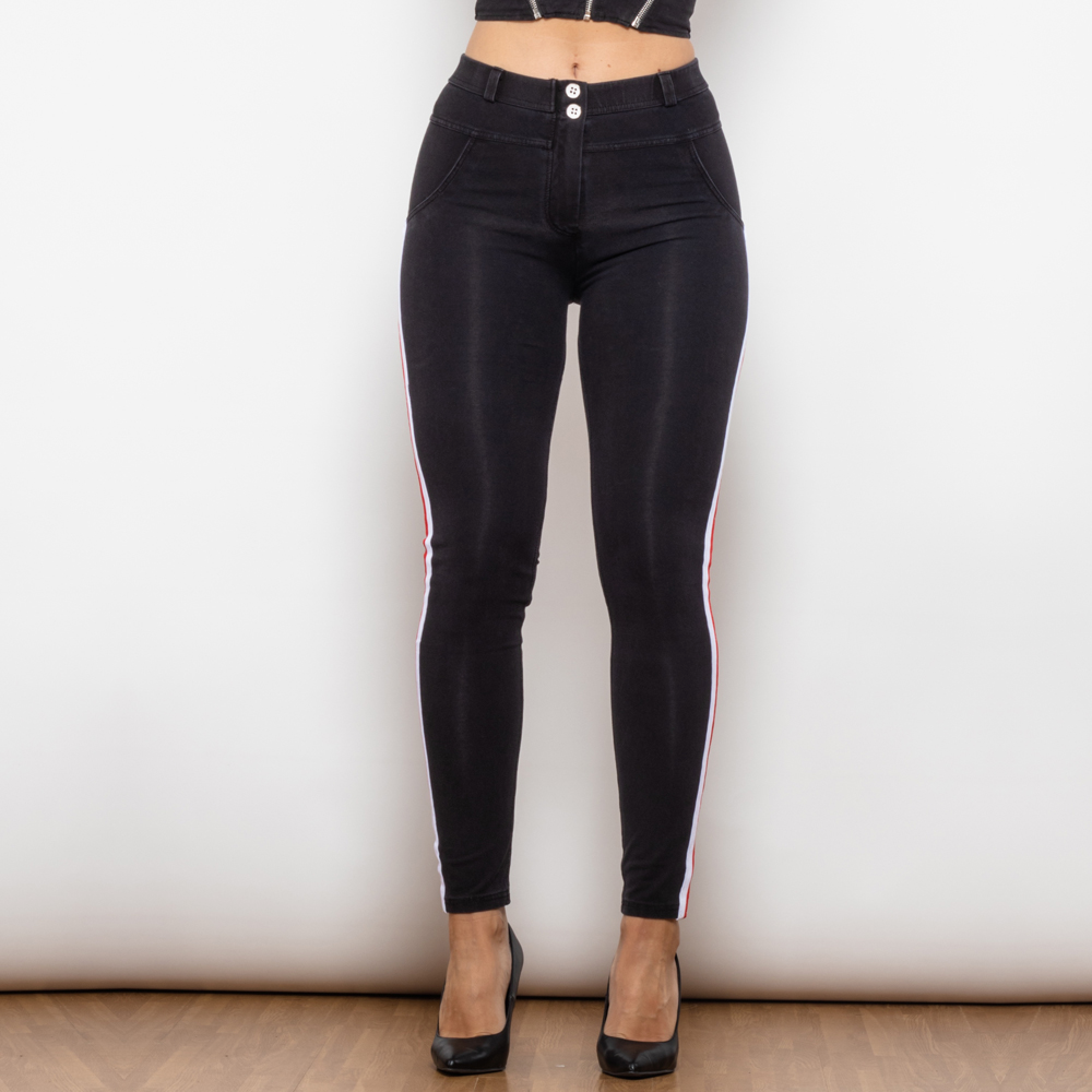 Tajta svarte jeans med hvit og rød stripe