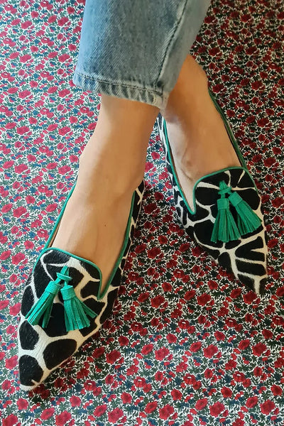 VALERIA | Elegante mokkasiner med spiss tå og dekorative frynse-detaljer