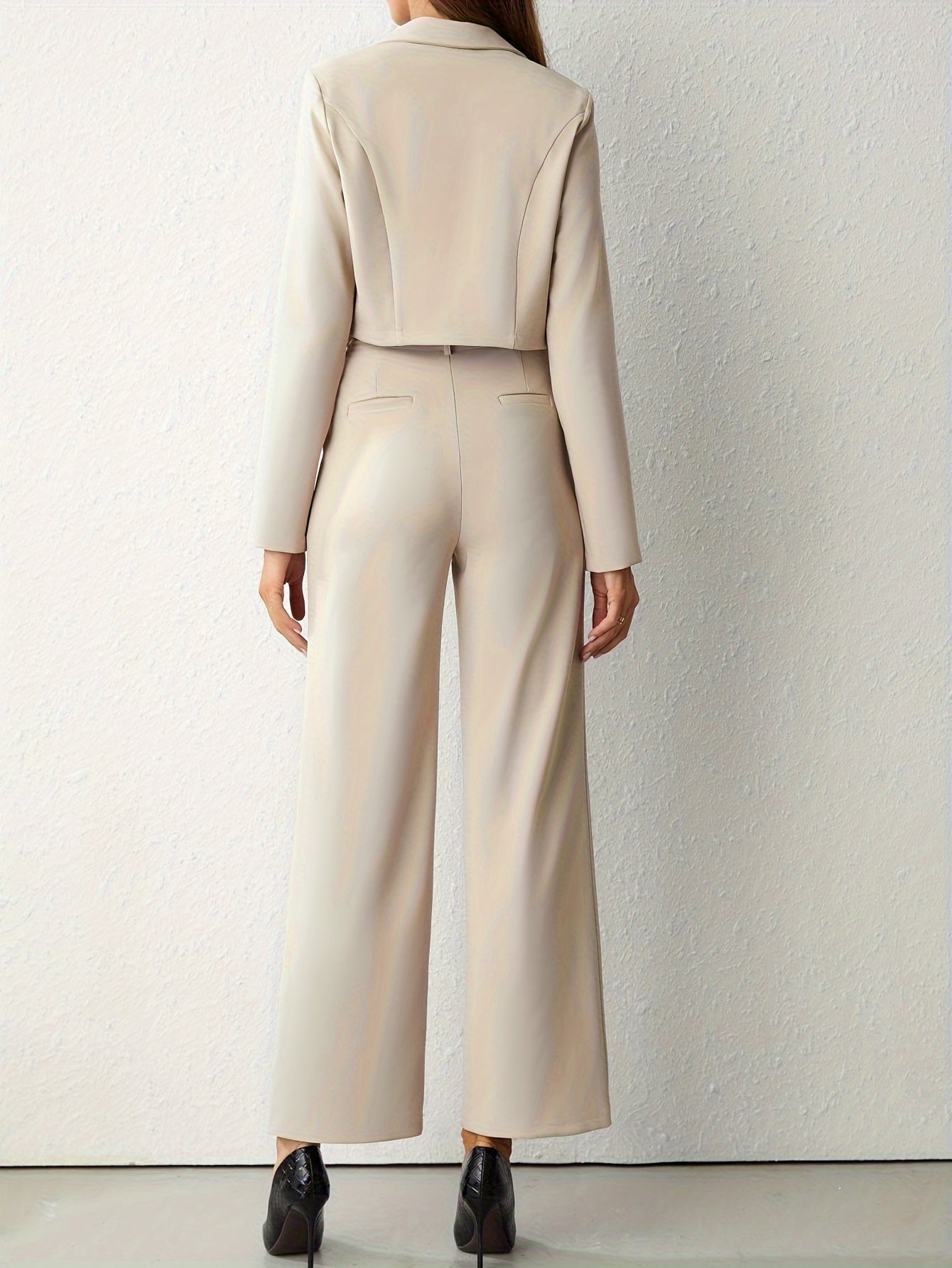 Elegant beige jakke og bukser med rette ben