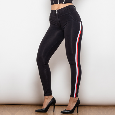 Tajta svarte jeans med hvit og rød stripe