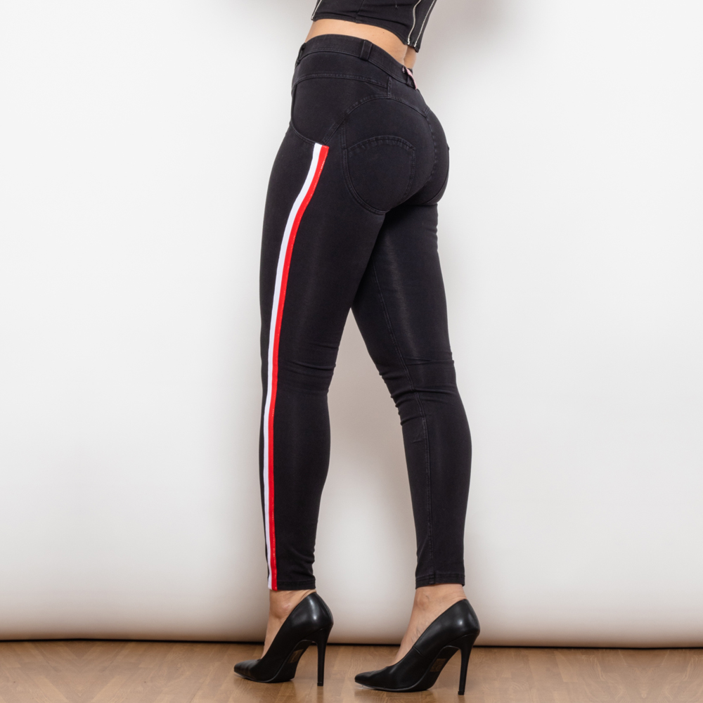 Tajta svarte jeans med hvit og rød stripe