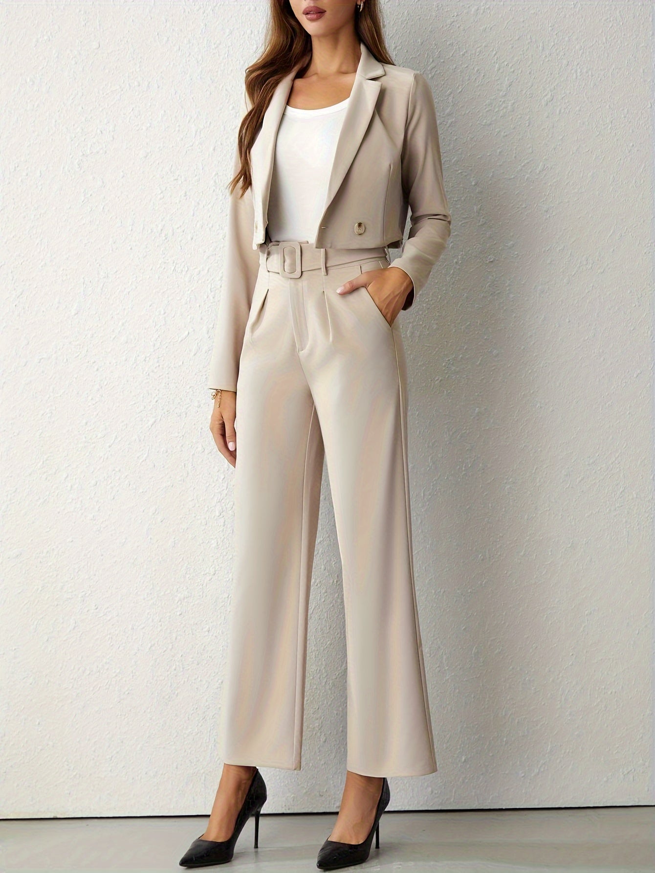Elegant beige jakke og bukser med rette ben
