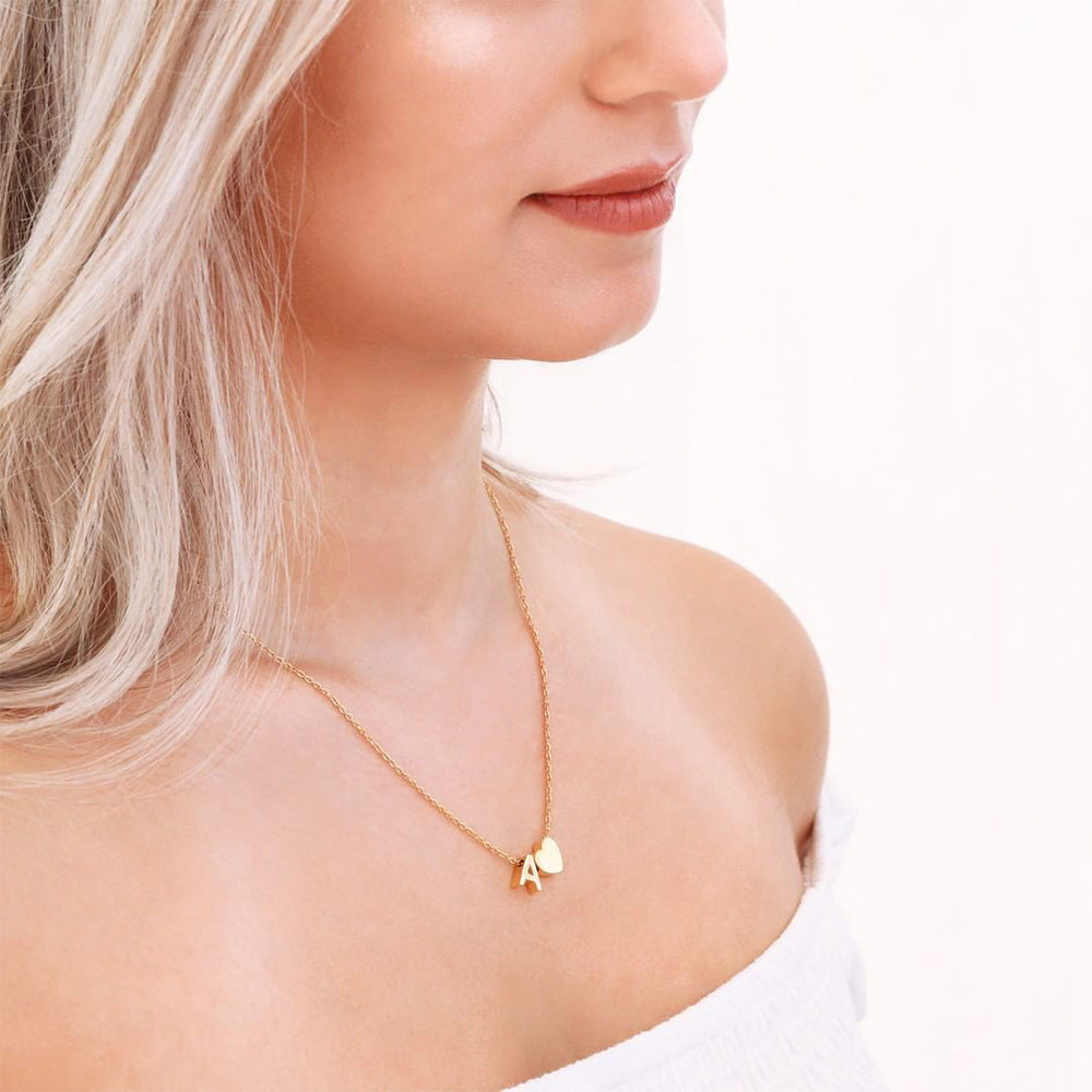 navnesmykke med initialen Ria | 18k Gull