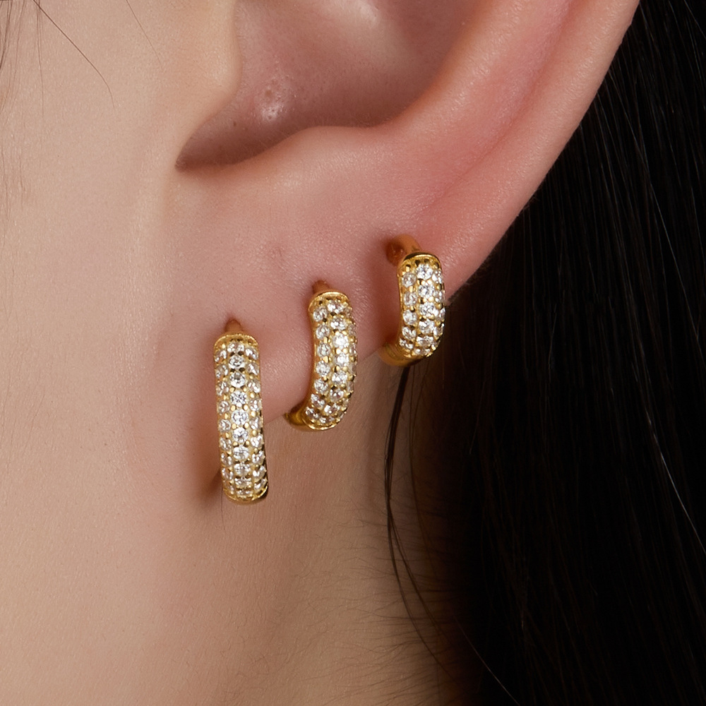 Oppdag de unike huggies øredobbene Amy | 18k gull