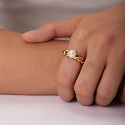 Scarlett ring med ferskvannsperler | 18k gull