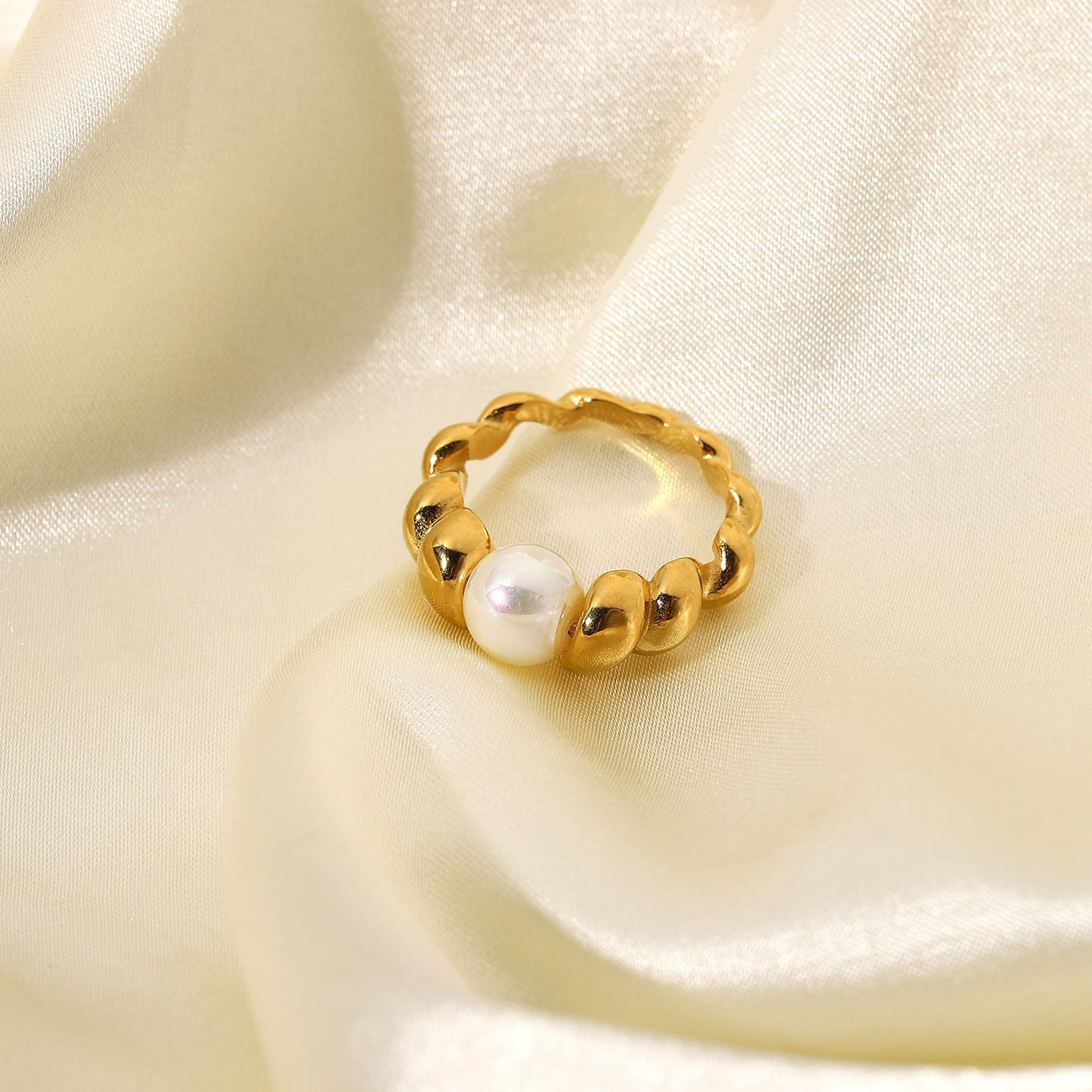 Scarlett ring med ferskvannsperler | 18k gull