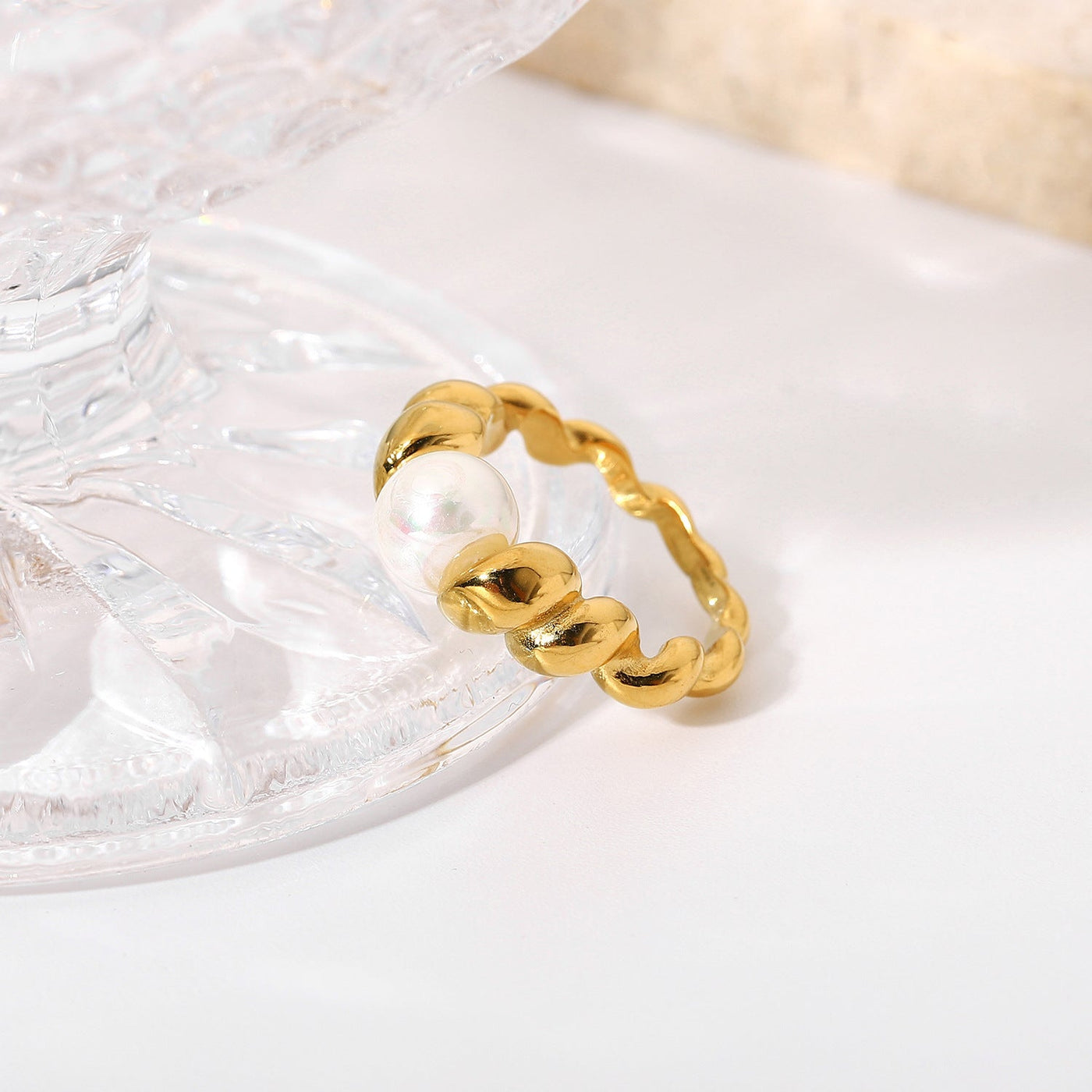 Scarlett ring med ferskvannsperler | 18k gull