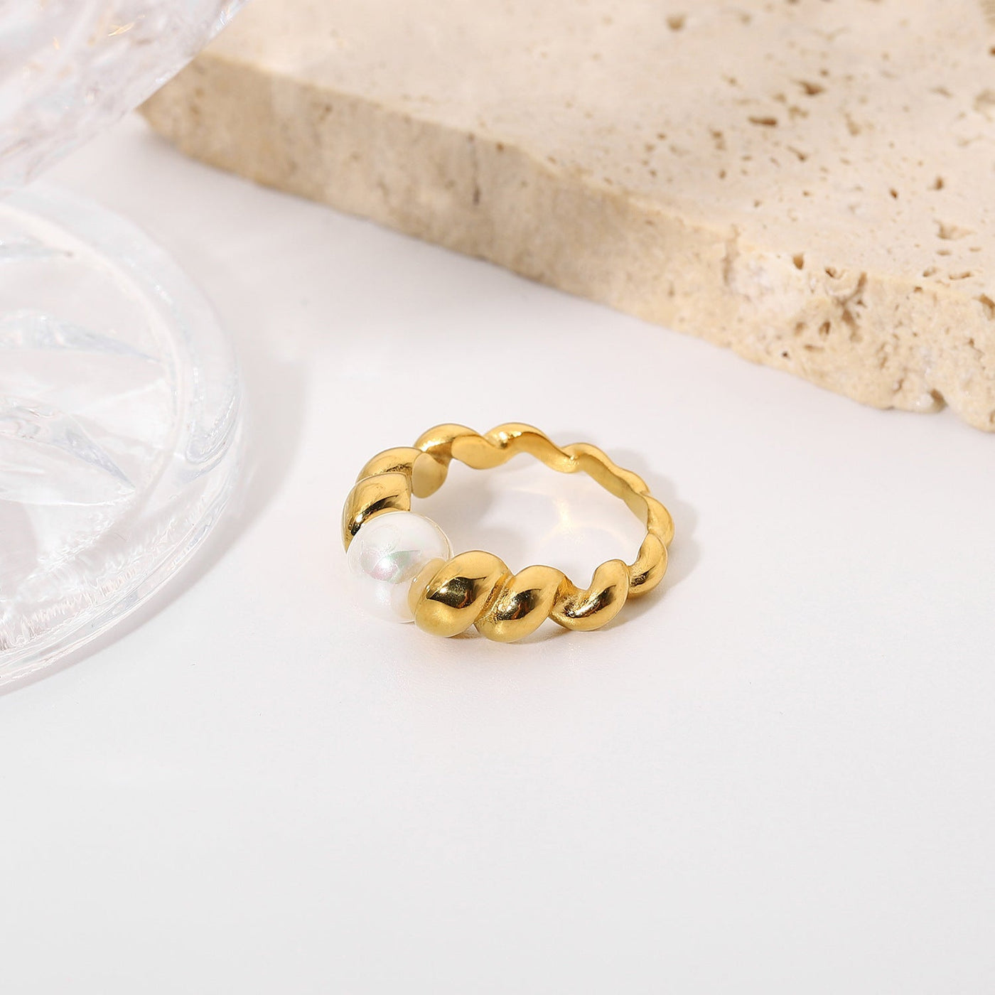 Scarlett ring med ferskvannsperler | 18k gull
