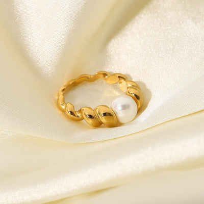Scarlett ring med ferskvannsperler | 18k gull