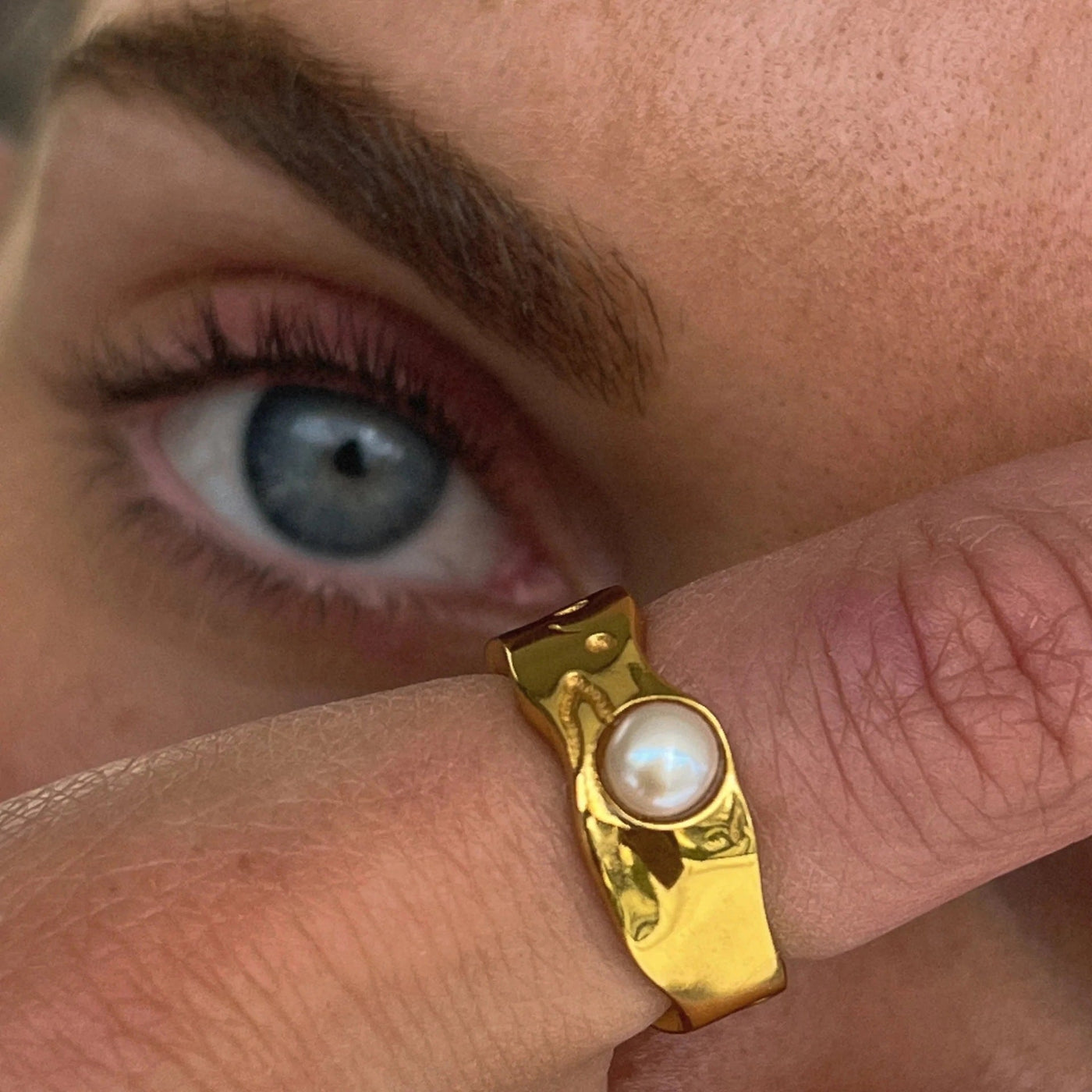 vintage gullring med naturlig perle