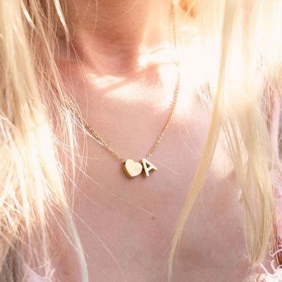 navnesmykke med initialen Ria | 18k Gull