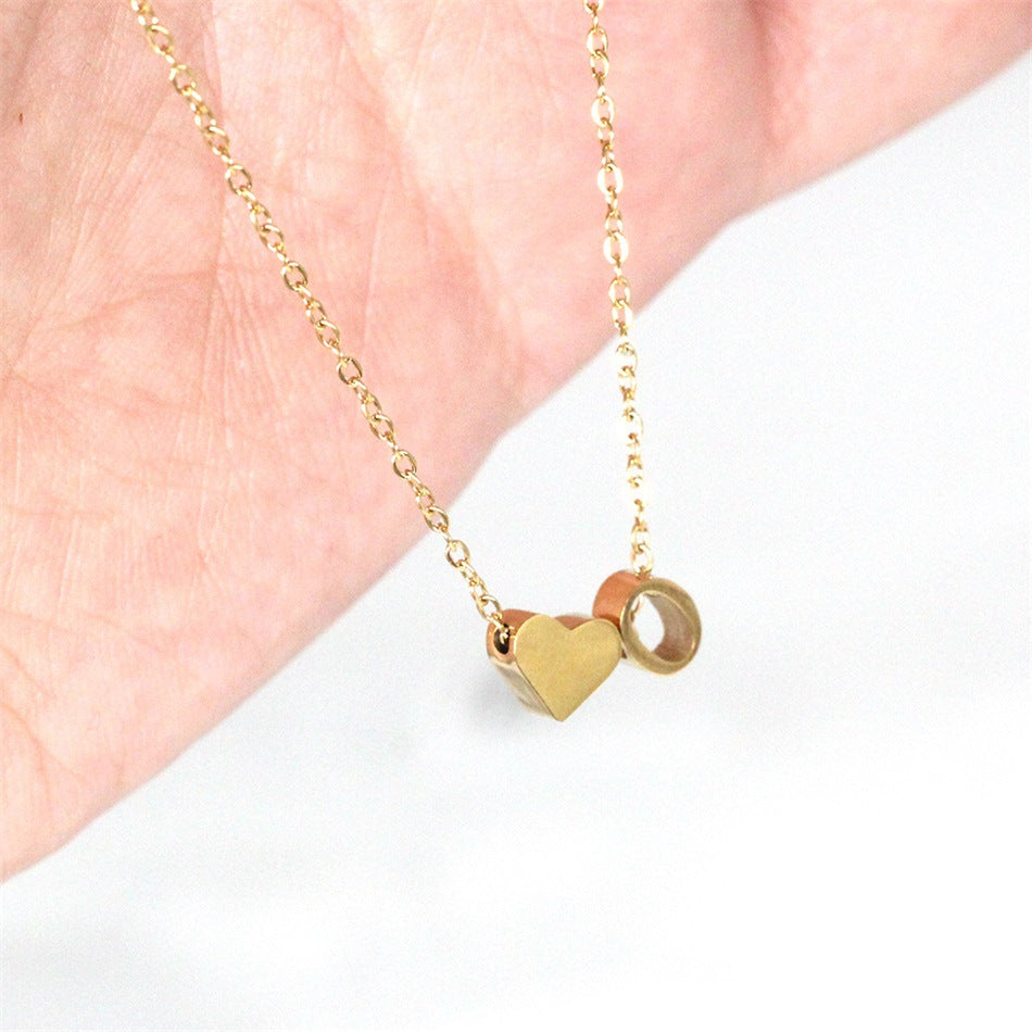 navnesmykke med initialen Ria | 18k Gull