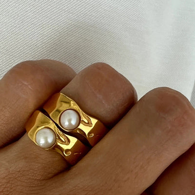 vintage gullring med naturlig perle