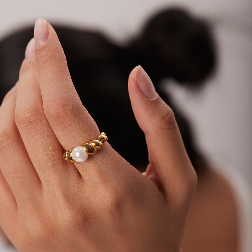 Scarlett ring med ferskvannsperler | 18k gull