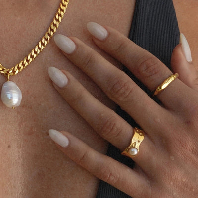 vintage gullring med naturlig perle