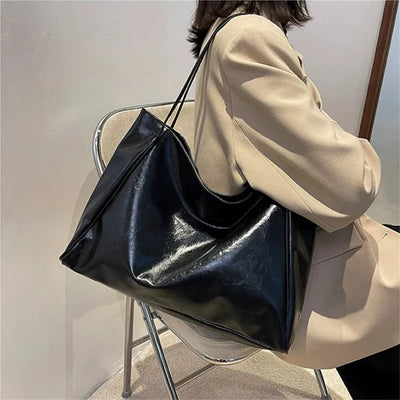 Lisa™ – Romslig Brun Tote Bag i Skinnimitasjon