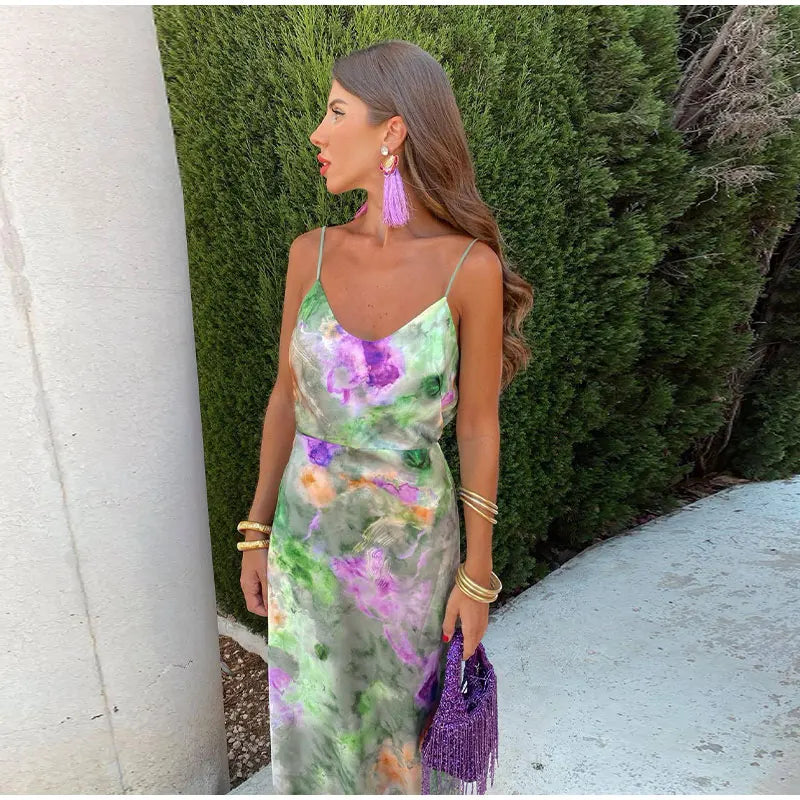 Anisten - Elegant Maxi Kjole med Halo-Dye Trykk og Avtagbar Skjerf