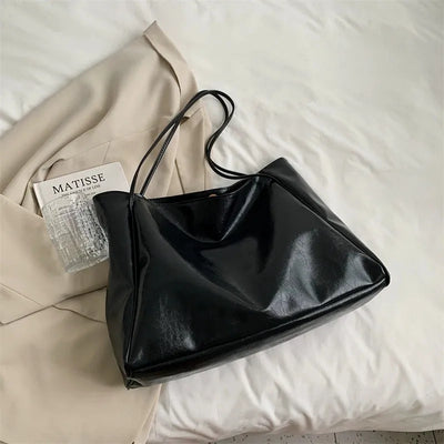 Lisa™ – Romslig Brun Tote Bag i Skinnimitasjon