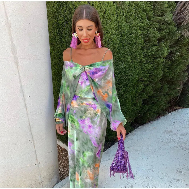 Anisten - Elegant Maxi Kjole med Halo-Dye Trykk og Avtagbar Skjerf