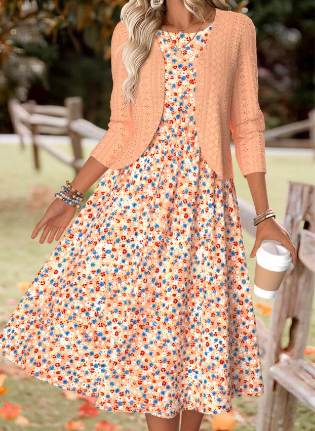 Oransje kjole med blomsterprint og lange ermer og jakke