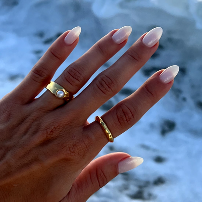vintage gullring med naturlig perle