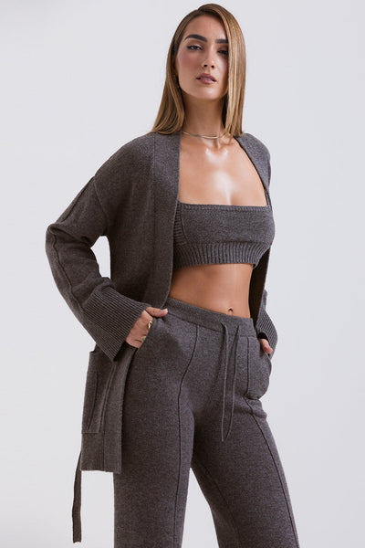 Antracitfarget cardigan i kashmirblanding med belte, bralette og bukser