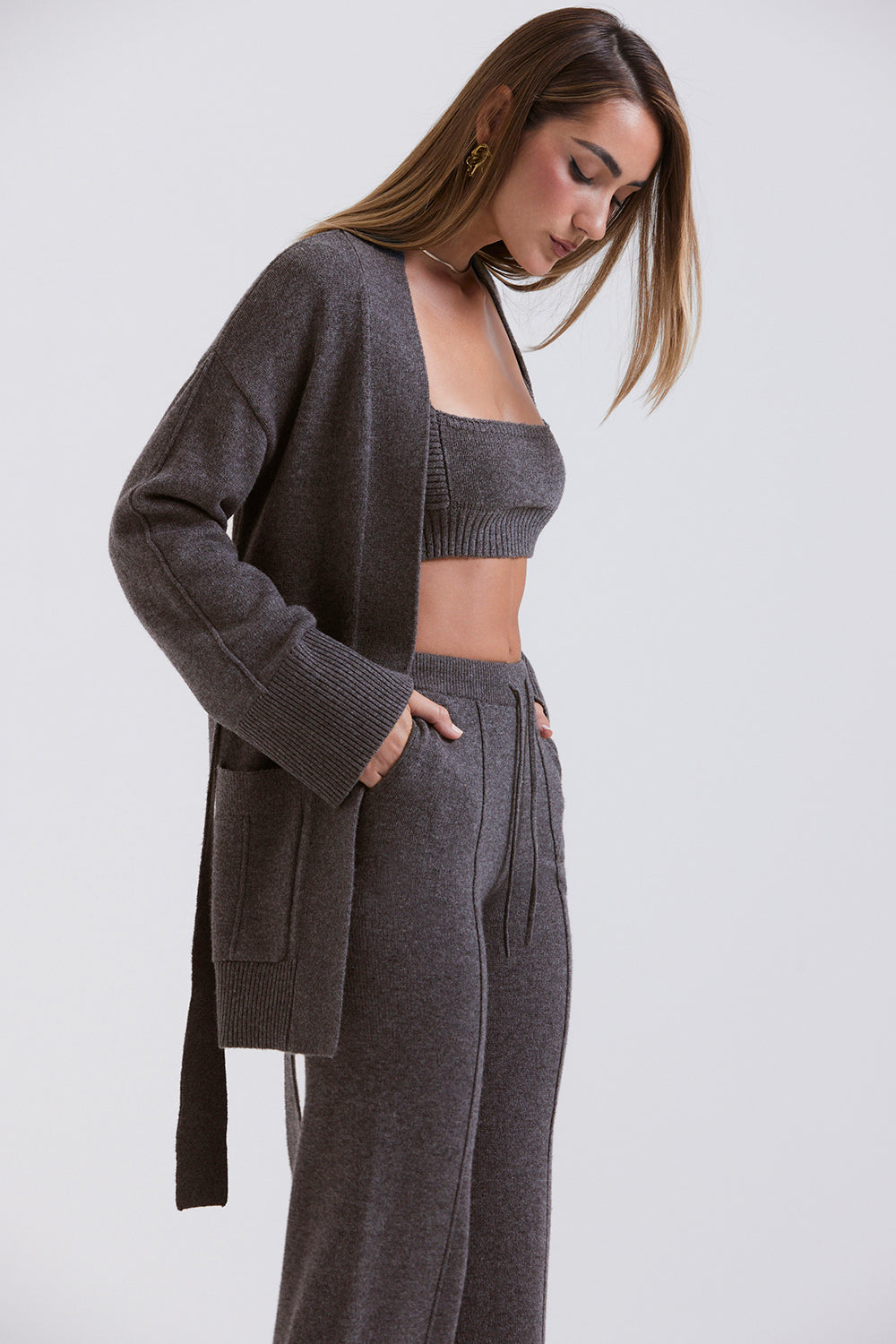 Antracitfarget cardigan i kashmirblanding med belte, bralette og bukser