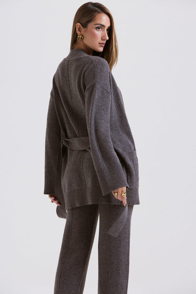 Antracitfarget cardigan i kashmirblanding med belte, bralette og bukser