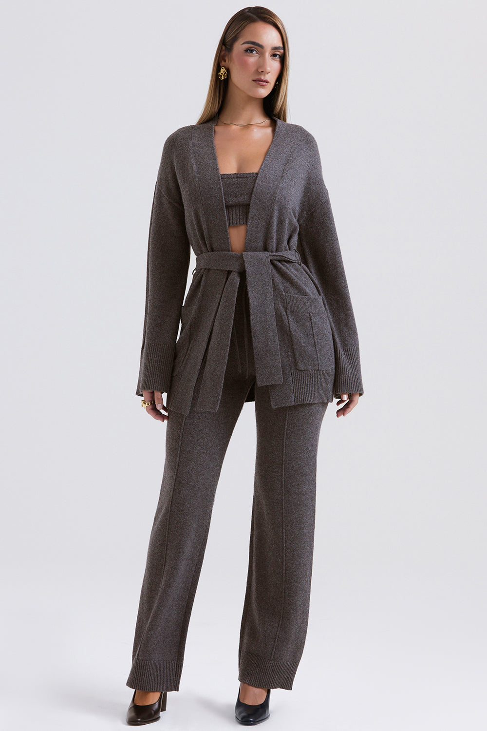 Antracitfarget cardigan i kashmirblanding med belte, bralette og bukser