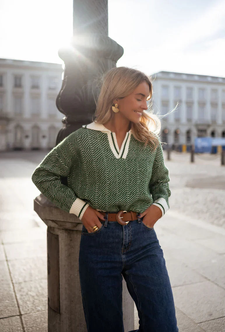 Emilia™ | Grønn V-hals genser med ombrettet krage