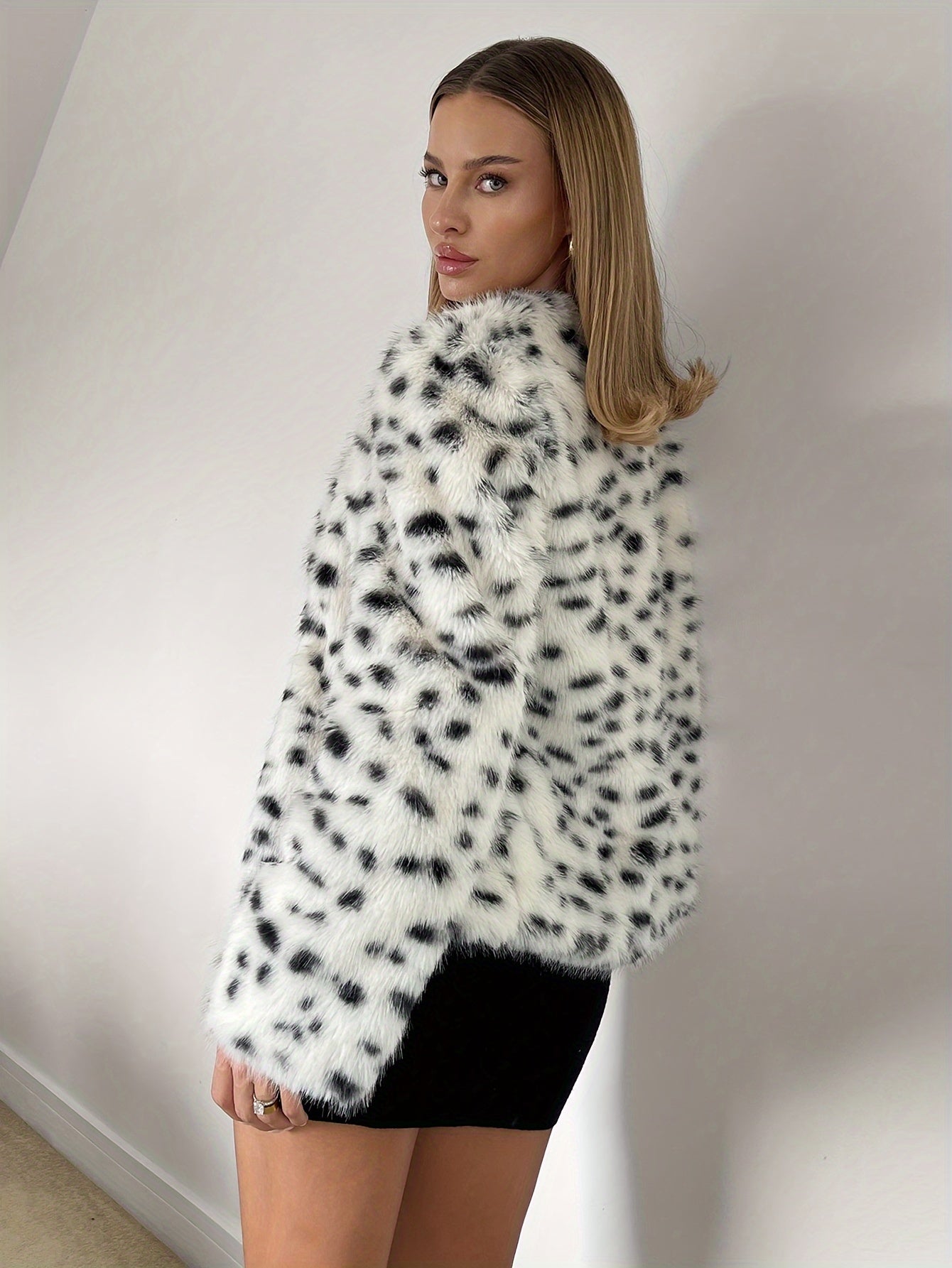 Dalmatiske fluffy kappa for kvinner