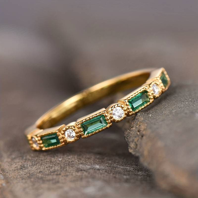 Gull Ring med Innlagte Grønne Zirkonia Vintage