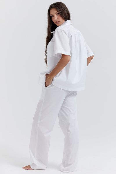 Hvit oversized skjorte med bukser med avslappet passform