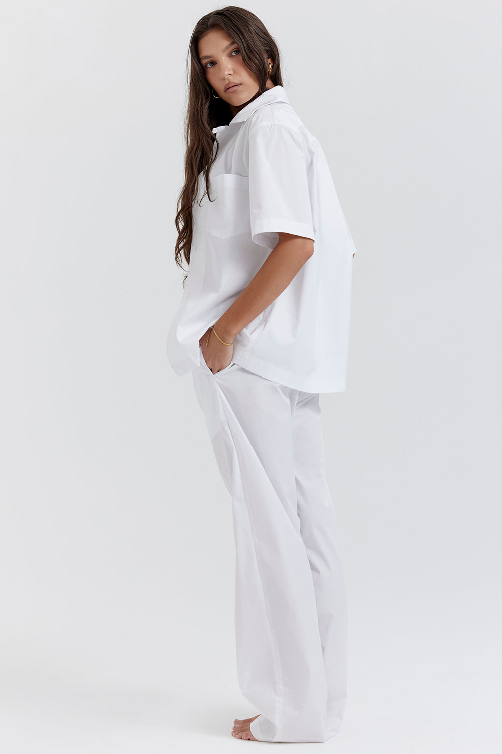 Hvit oversized skjorte med bukser med avslappet passform