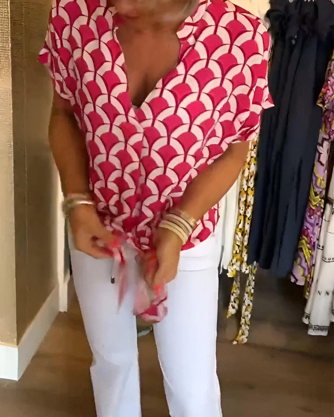 ELENA – Lekkert print-top med V-hals