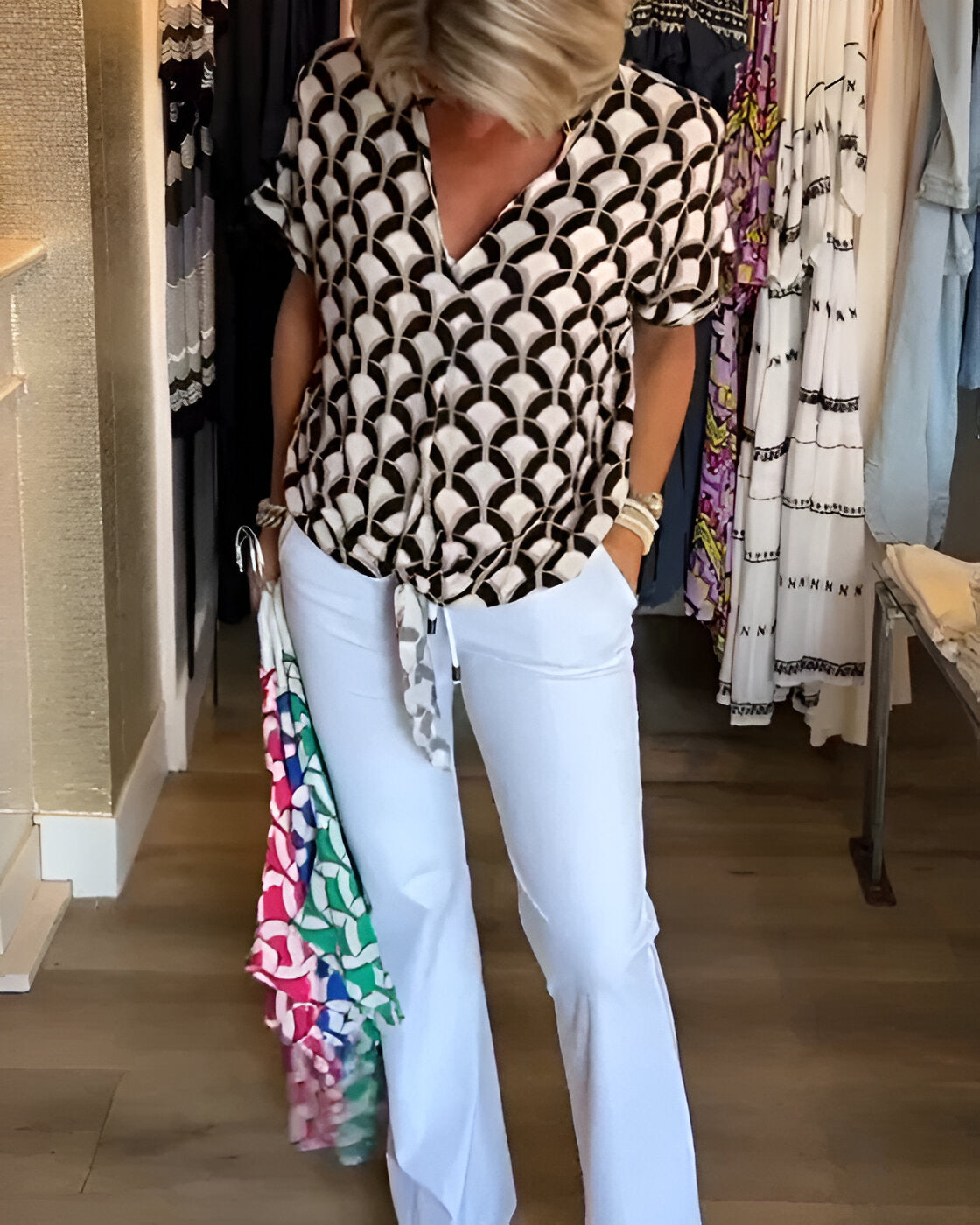 ELENA – Lekkert print-top med V-hals