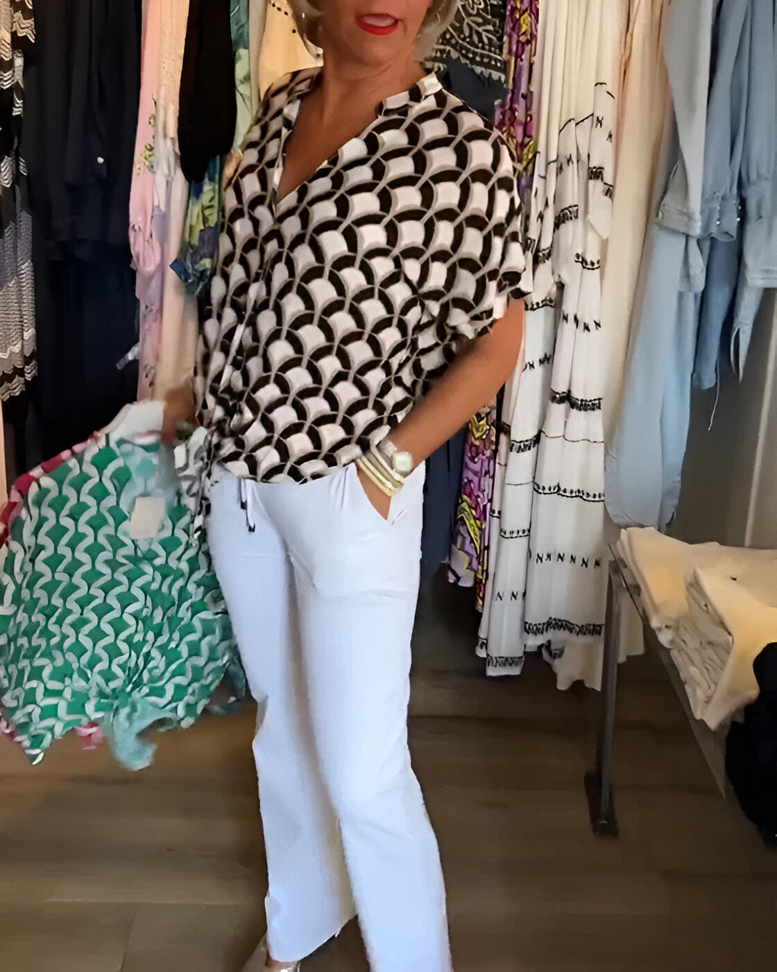 ELENA – Lekkert print-top med V-hals