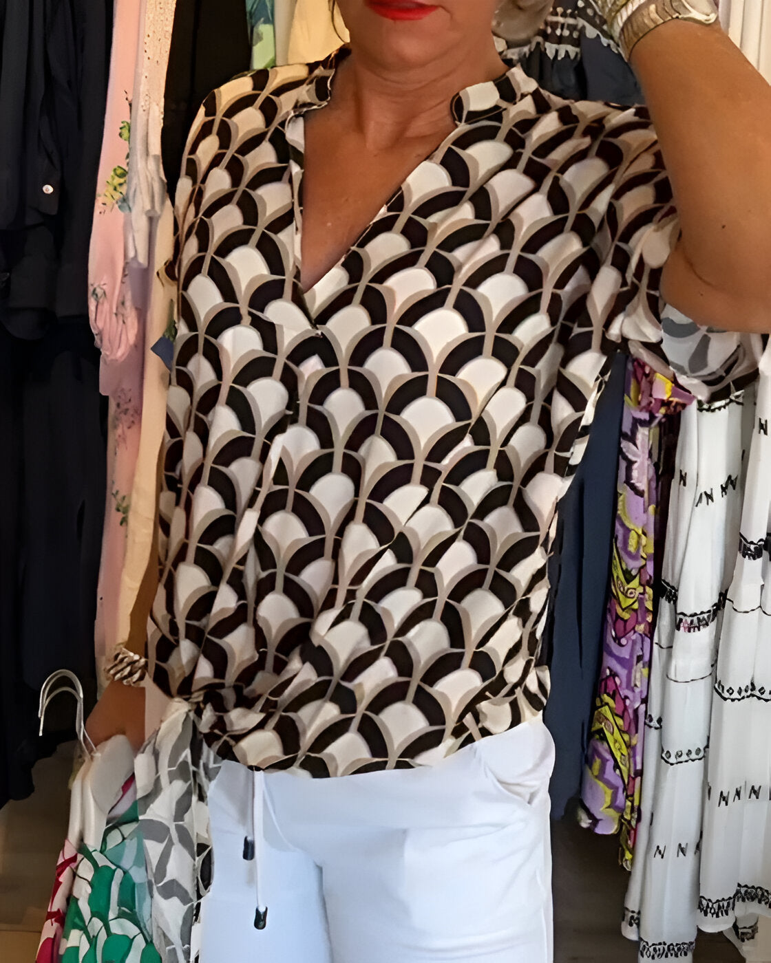 ELENA – Lekkert print-top med V-hals