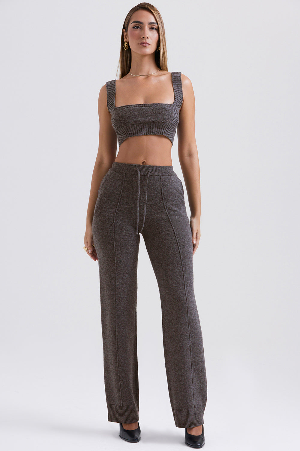 Antracitfarget cardigan i kashmirblanding med belte, bralette og bukser